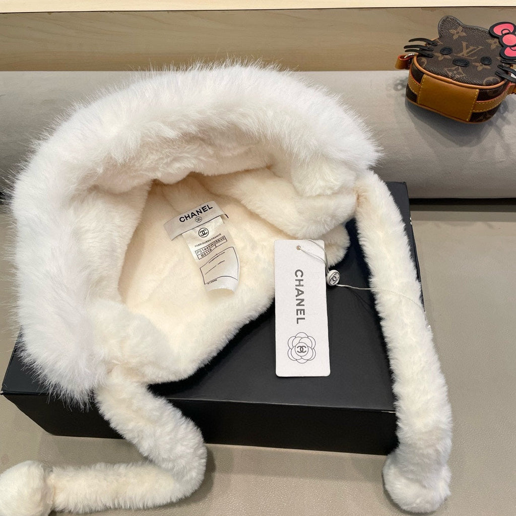 CHANEL BEANIE HAT IN WHITE LAMB FUR 426240