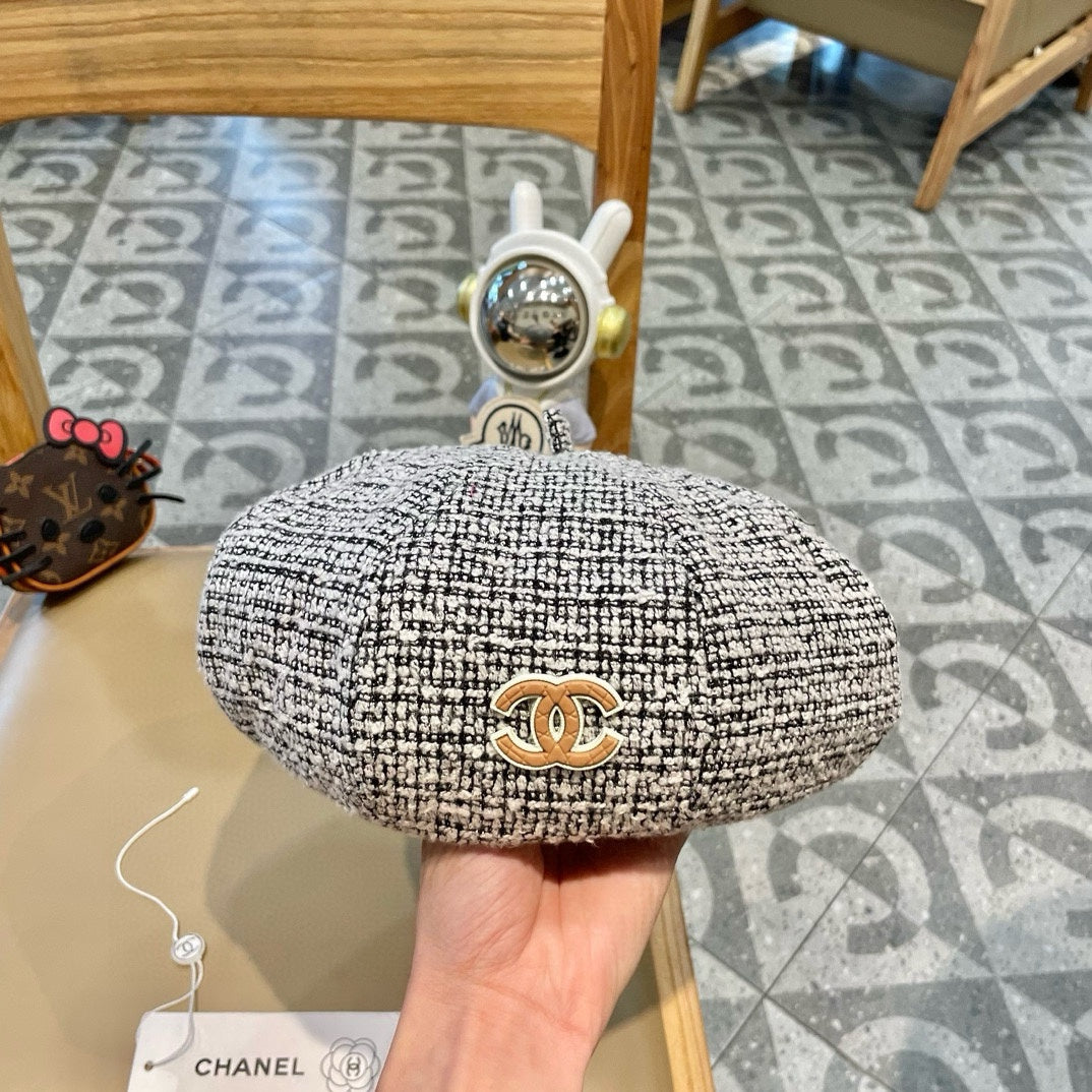 CHANEL BERET HAT IN BLACK MIX WHITE WOOL TWEED 430011