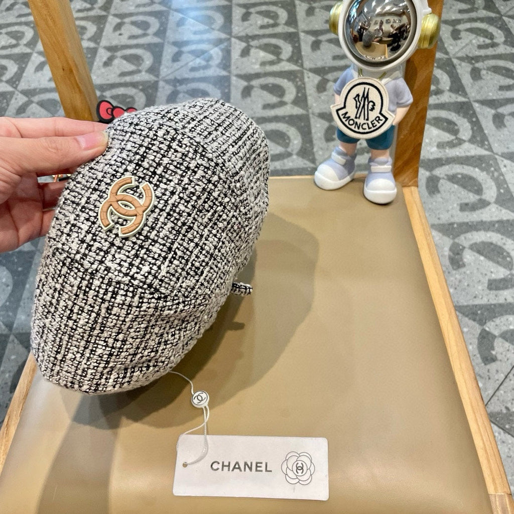 CHANEL BERET HAT IN BLACK MIX WHITE WOOL TWEED 430011