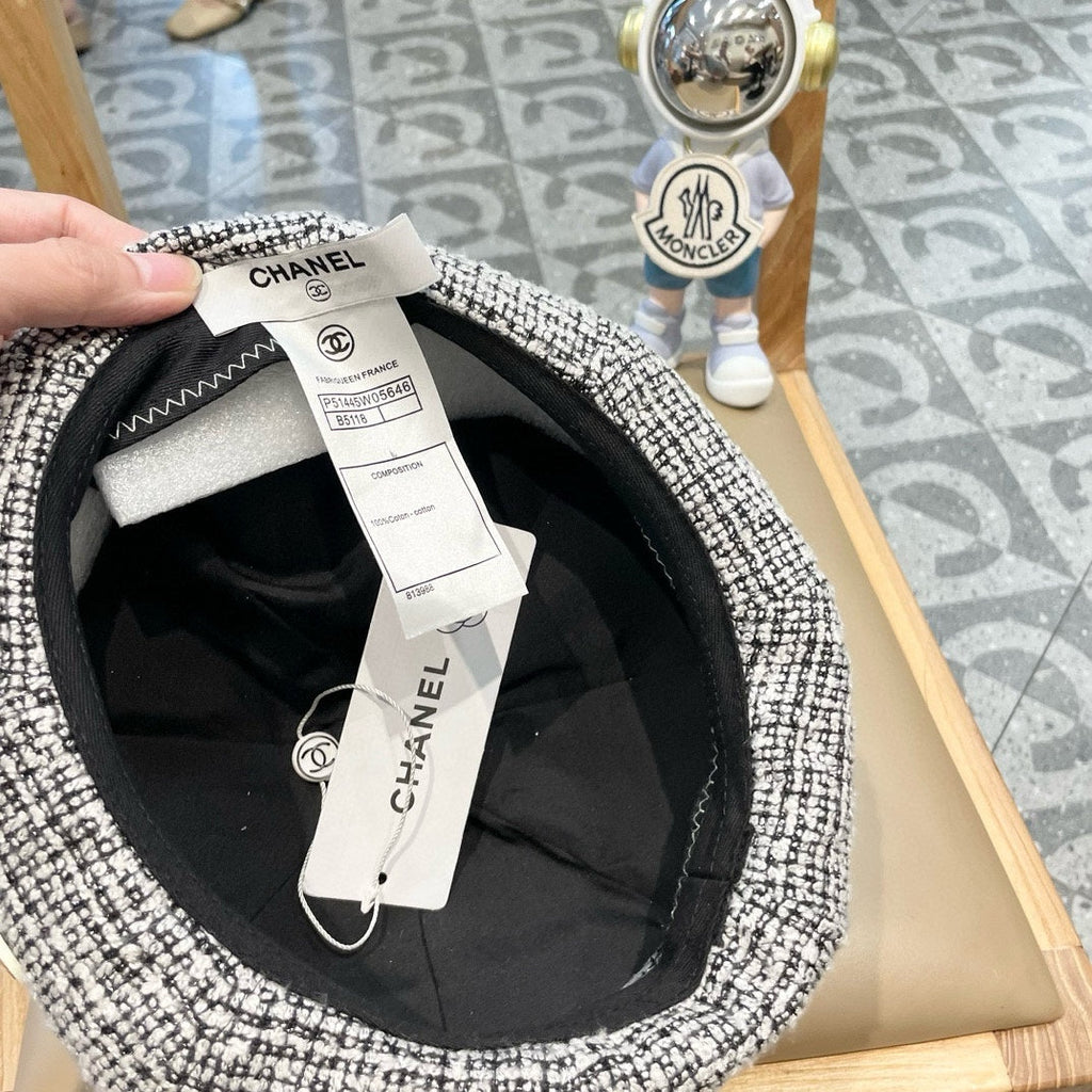CHANEL BERET HAT IN BLACK MIX WHITE WOOL TWEED 430011