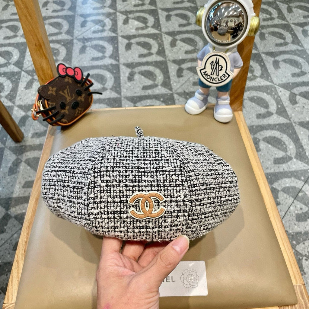 CHANEL BERET HAT IN BLACK MIX WHITE WOOL TWEED 430011