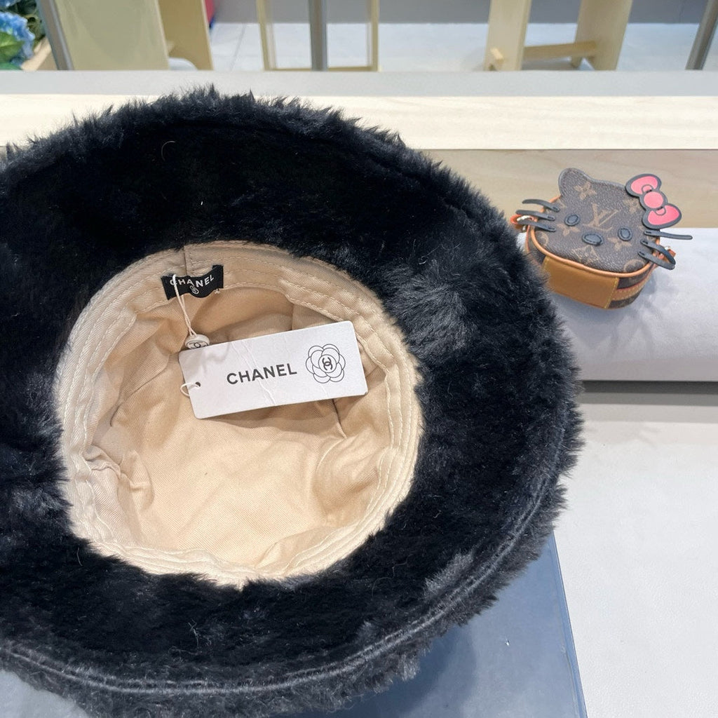 CHANEL BUCKET HAT IN WHITE MIX BLACK LAMB FUR 430218