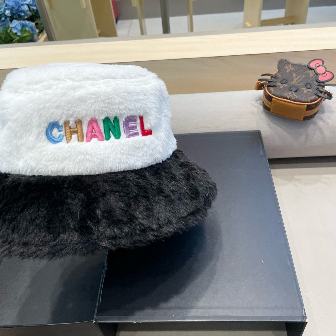 CHANEL BUCKET HAT IN WHITE MIX BLACK LAMB FUR 430218