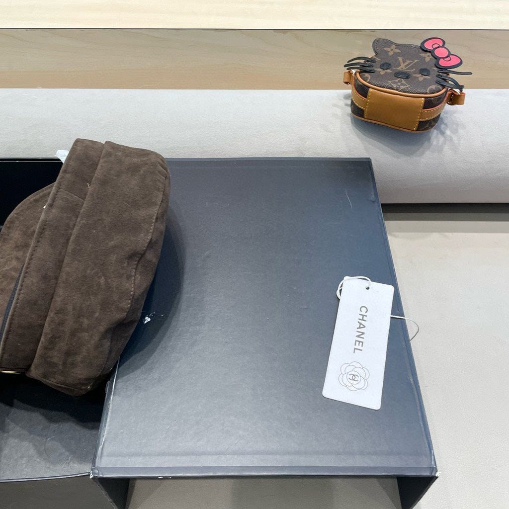 CHANEL NEWSBOY CAP IN WALNUT BROWN SUEDE 429939