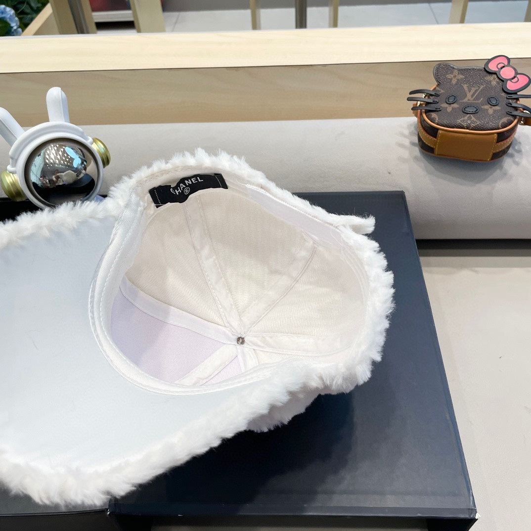CHANEL BASEBALL CAP IN WHITE FLEECE 431372