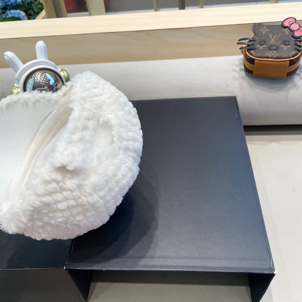 CHANEL BASEBALL CAP IN WHITE FLEECE 431372