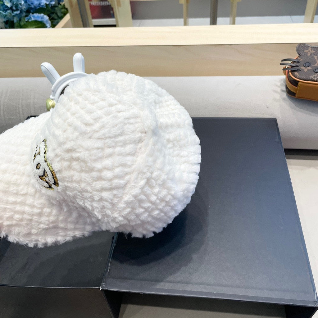 CHANEL BASEBALL CAP IN WHITE FLEECE 431372