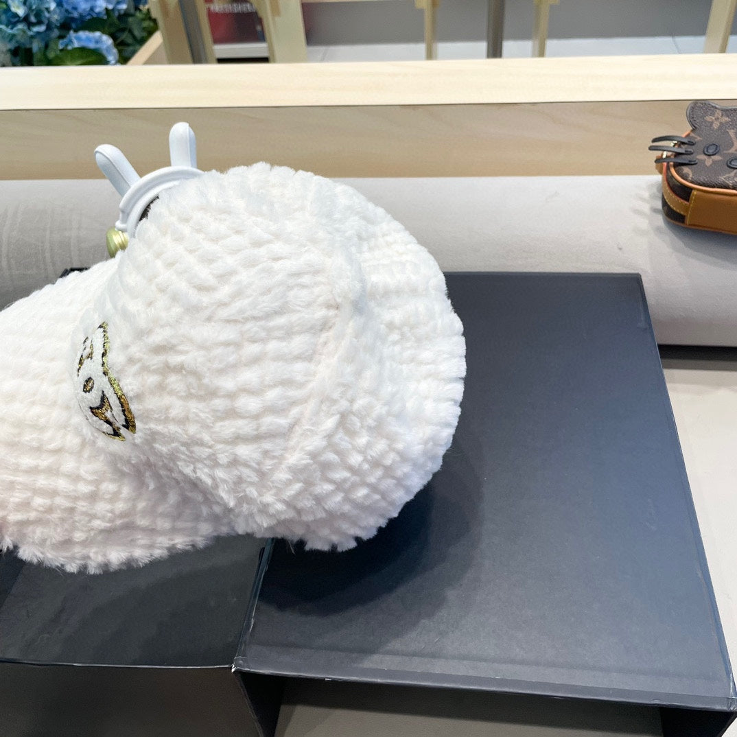 CHANEL BASEBALL CAP IN WHITE FLEECE 431372
