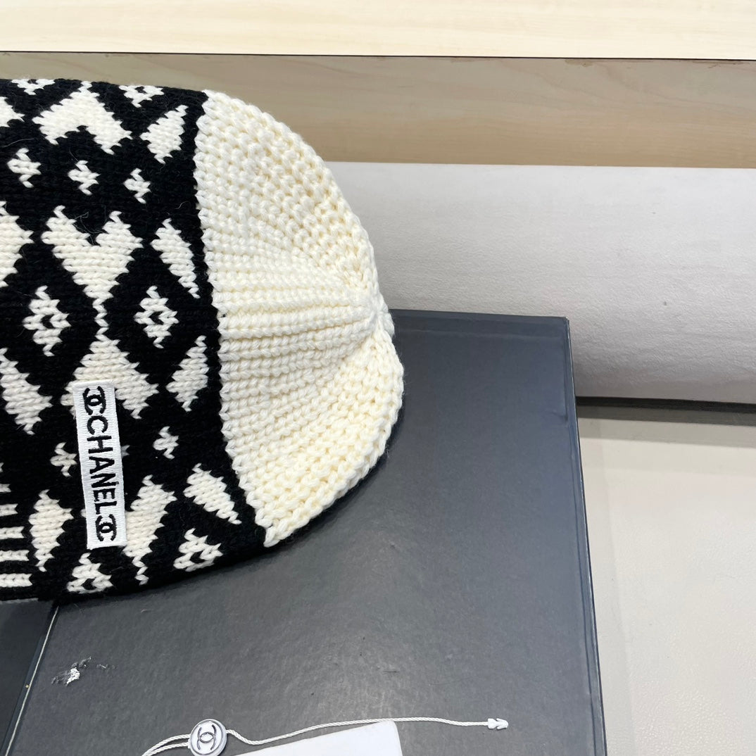 CHANEL BEANIE HAT IN WHITE MIX BLACK WOOL 431697