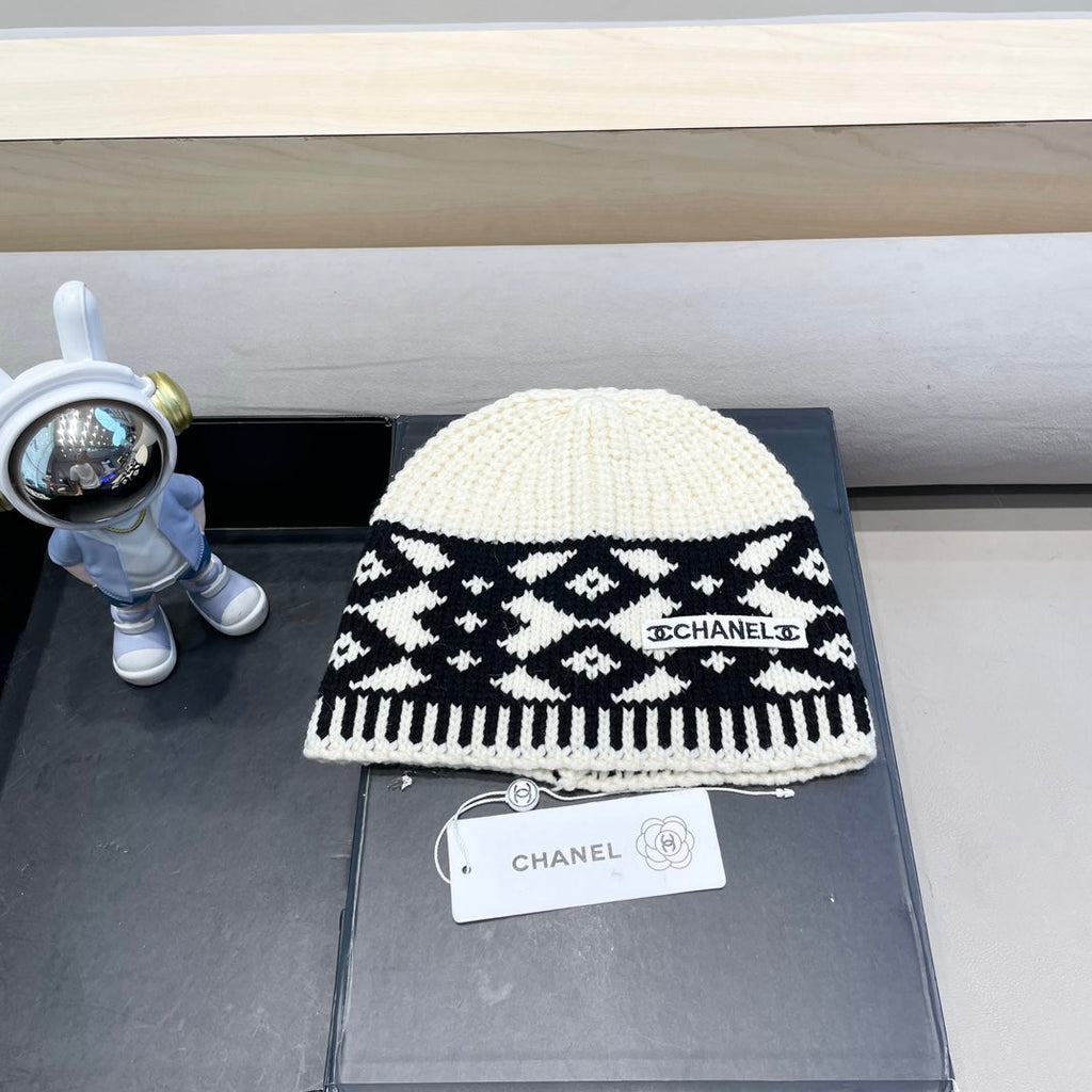 CHANEL BEANIE HAT IN WHITE MIX BLACK WOOL 431697