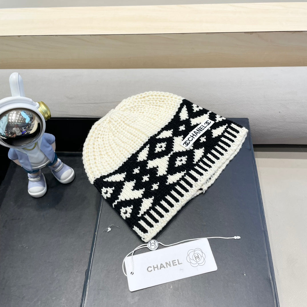 CHANEL BEANIE HAT IN WHITE MIX BLACK WOOL 431697
