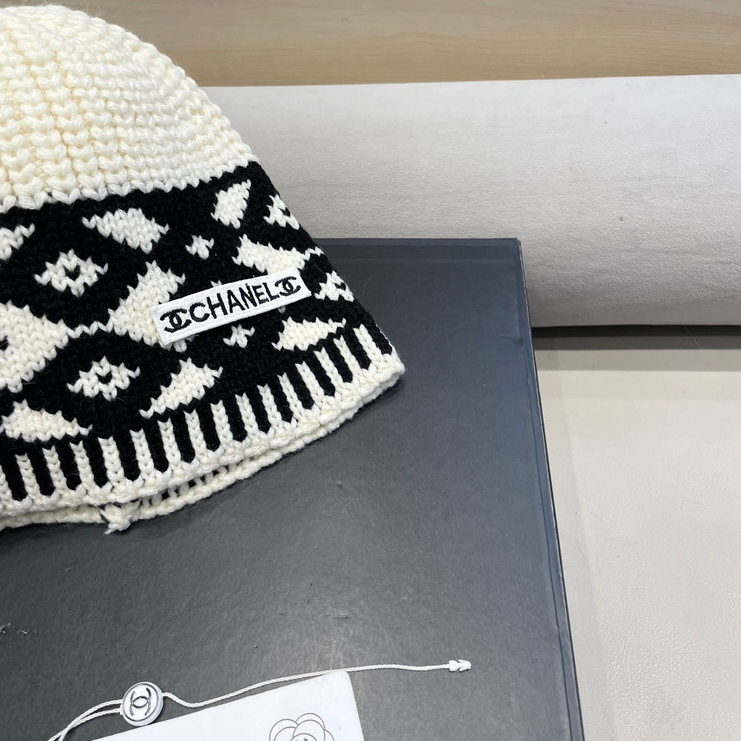 CHANEL BEANIE HAT IN WHITE MIX BLACK WOOL 431697