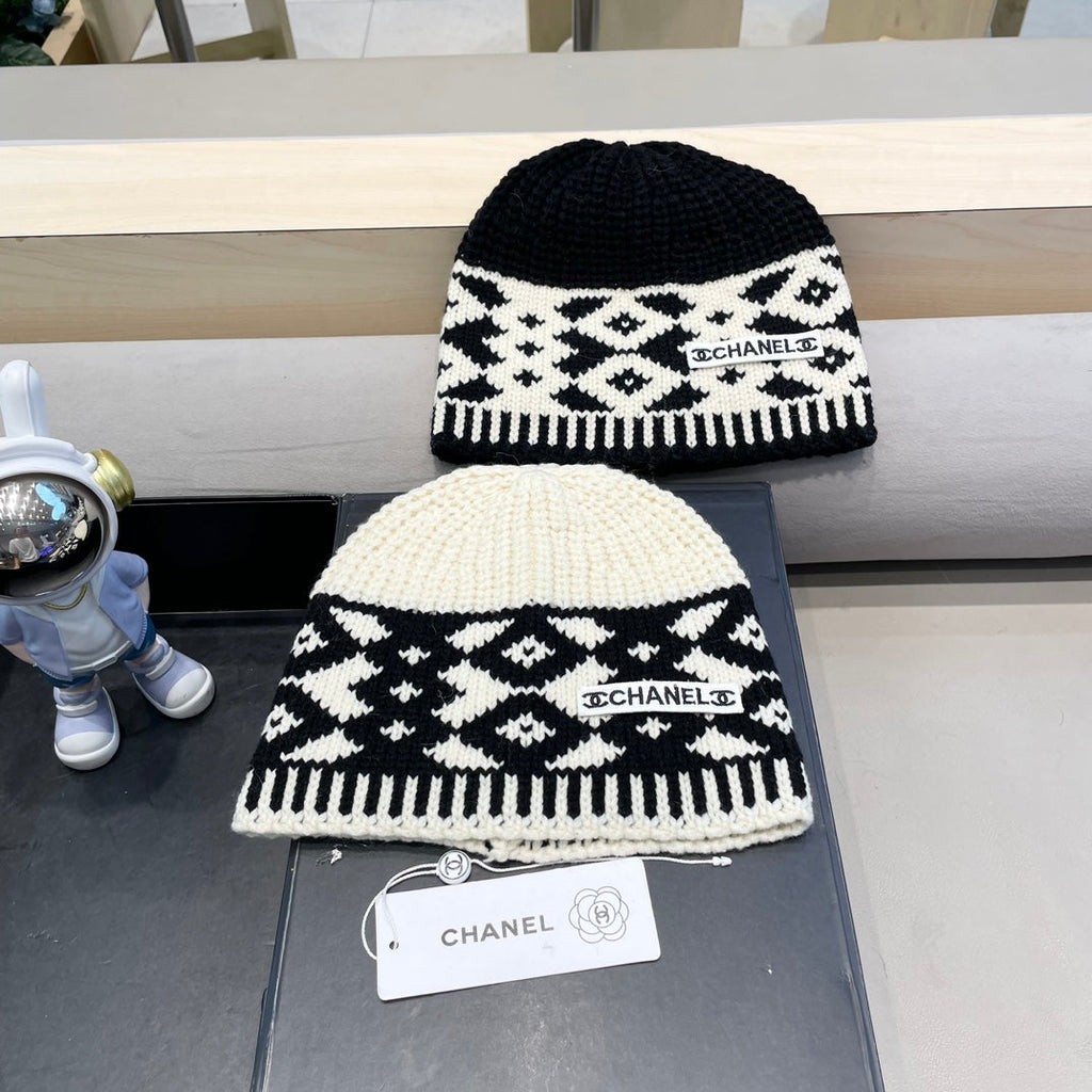 CHANEL BEANIE HAT IN WHITE MIX BLACK WOOL 431697