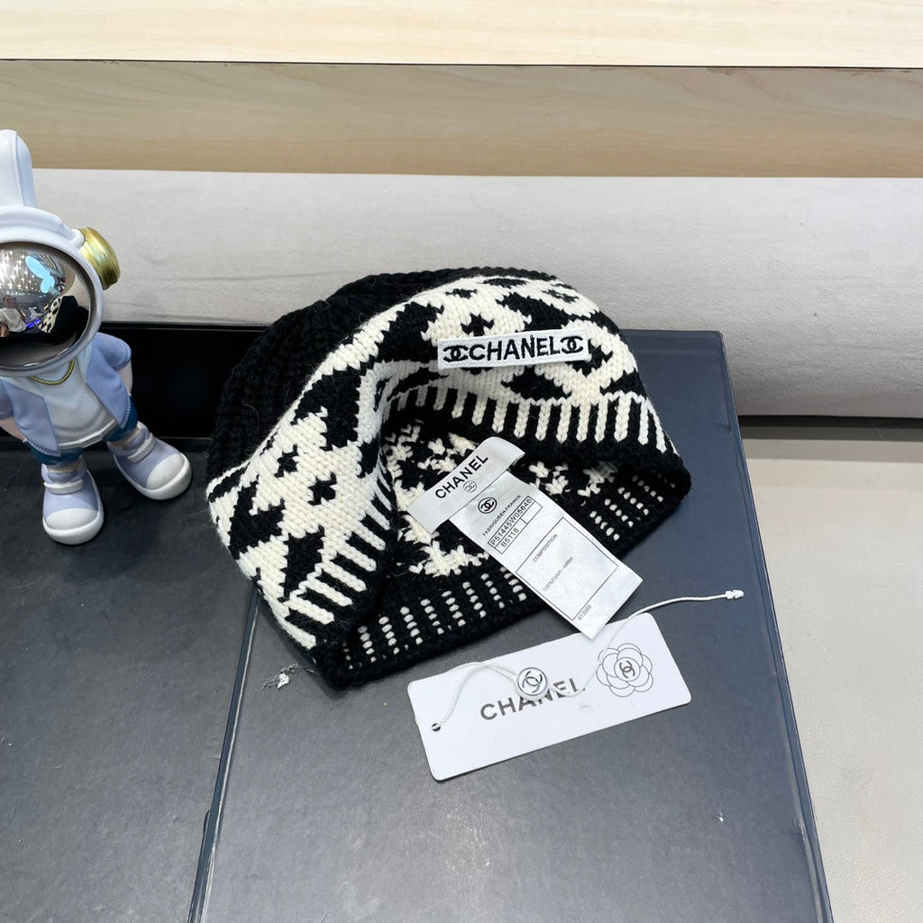 CHANEL BEANIE HAT IN BLACK MIX WHITE WOOL 431698