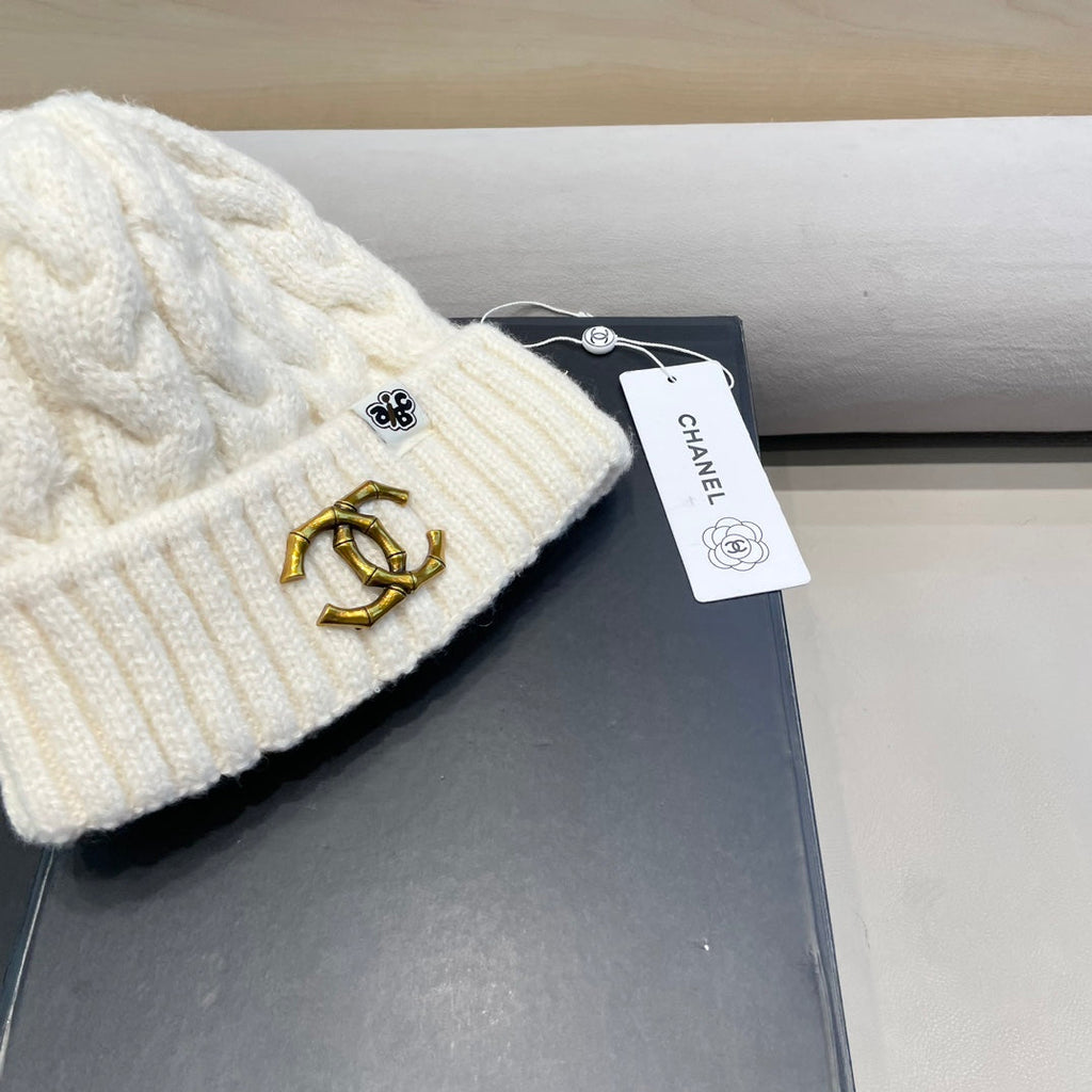 CHANEL BEANIE HAT IN WHITE WOOL 431705