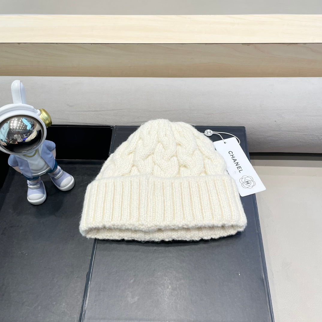 CHANEL BEANIE HAT IN WHITE WOOL 431705
