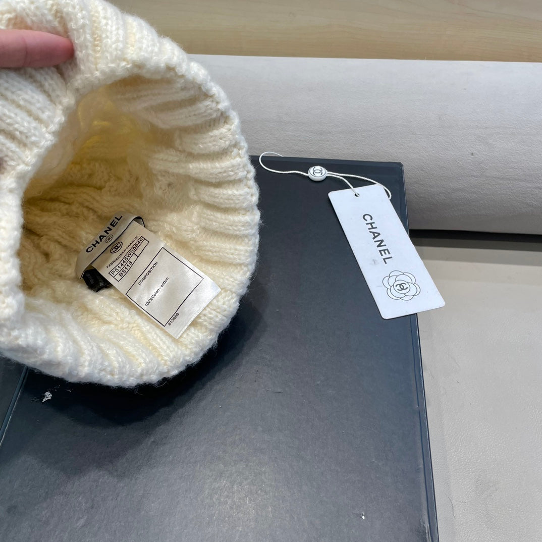CHANEL BEANIE HAT IN WHITE WOOL 431705