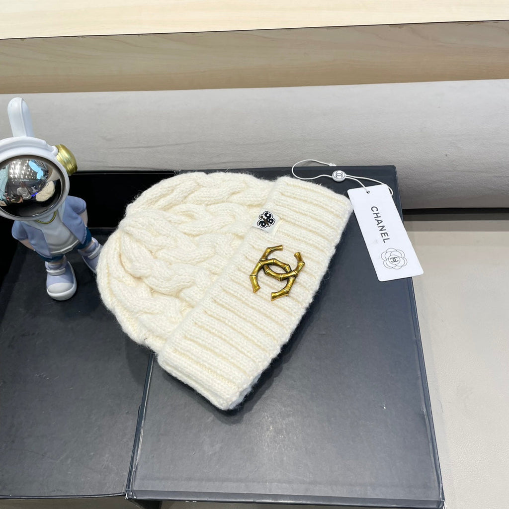 CHANEL BEANIE HAT IN WHITE WOOL 431705