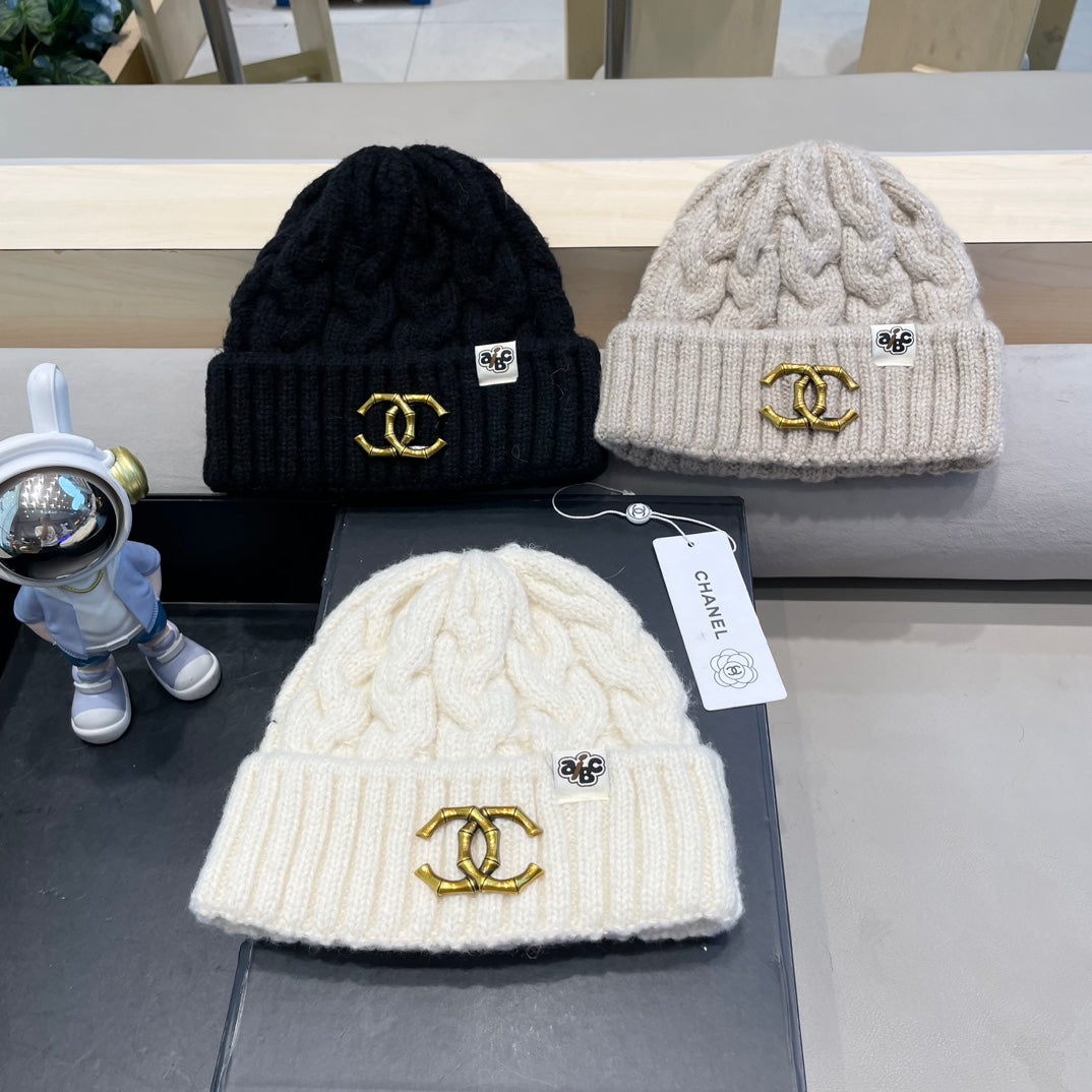 CHANEL BEANIE HAT IN WHITE WOOL 431705