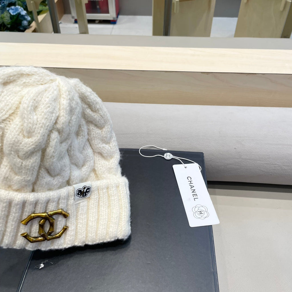 CHANEL BEANIE HAT IN WHITE WOOL 431705