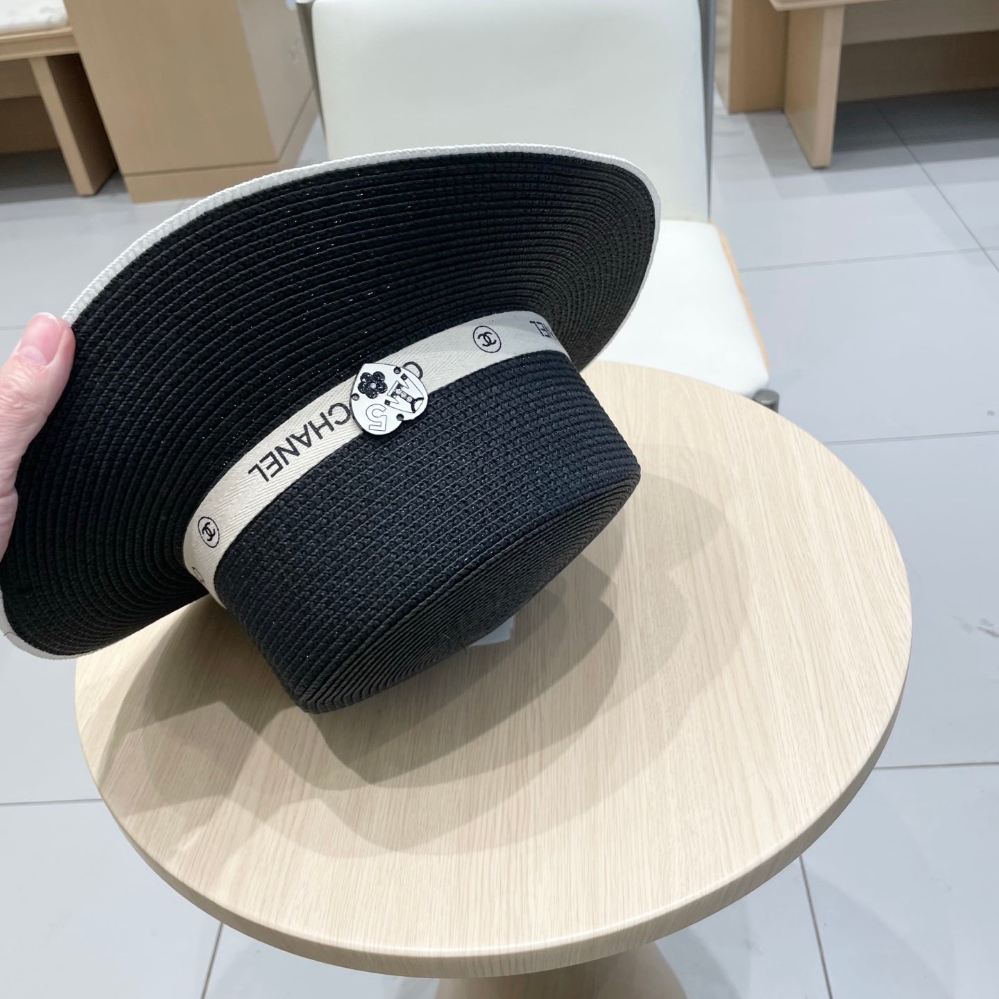 CHANEL FLAT STRAW HAT BLACK 672722