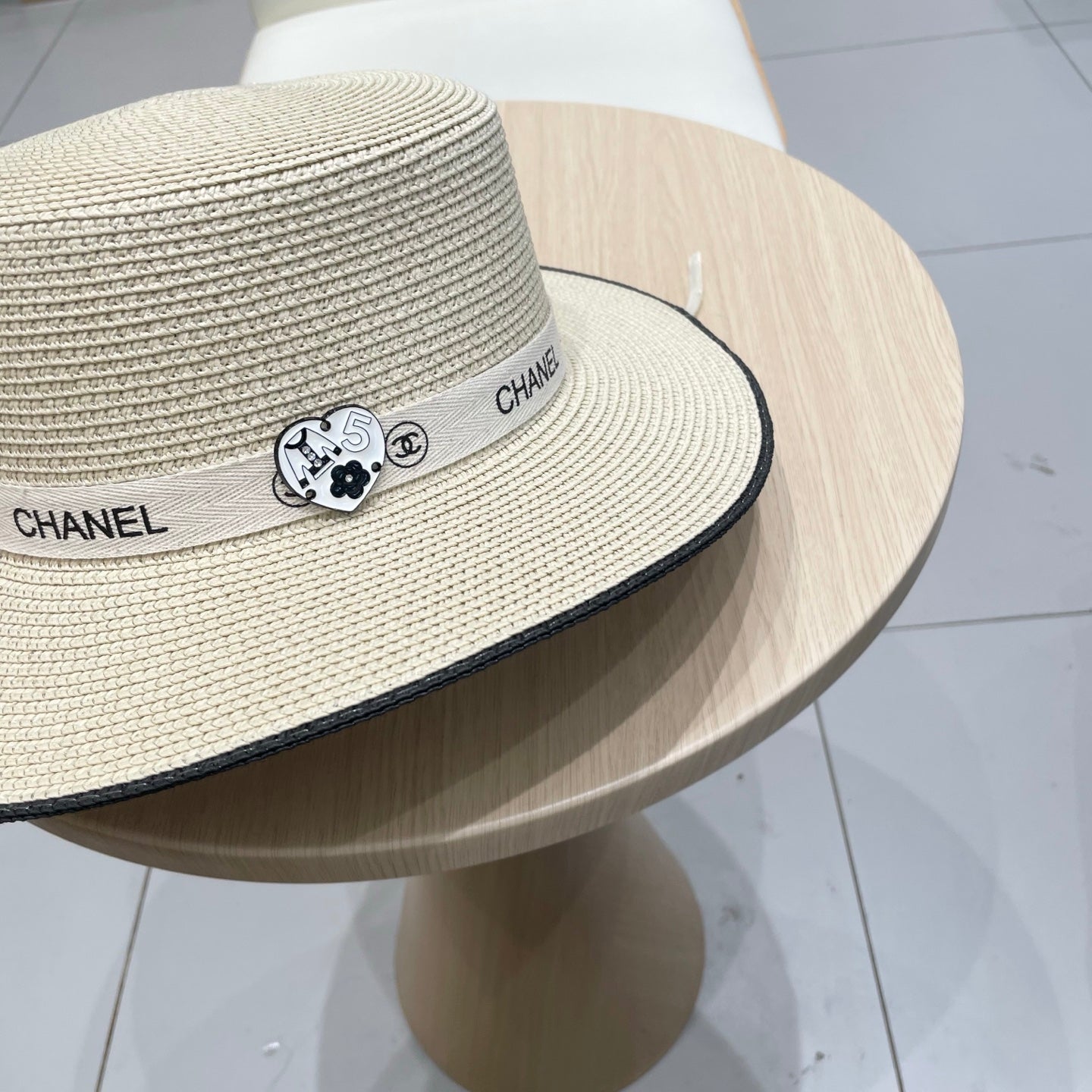 CHANEL FLAT STRAW HAT IVORY 672723