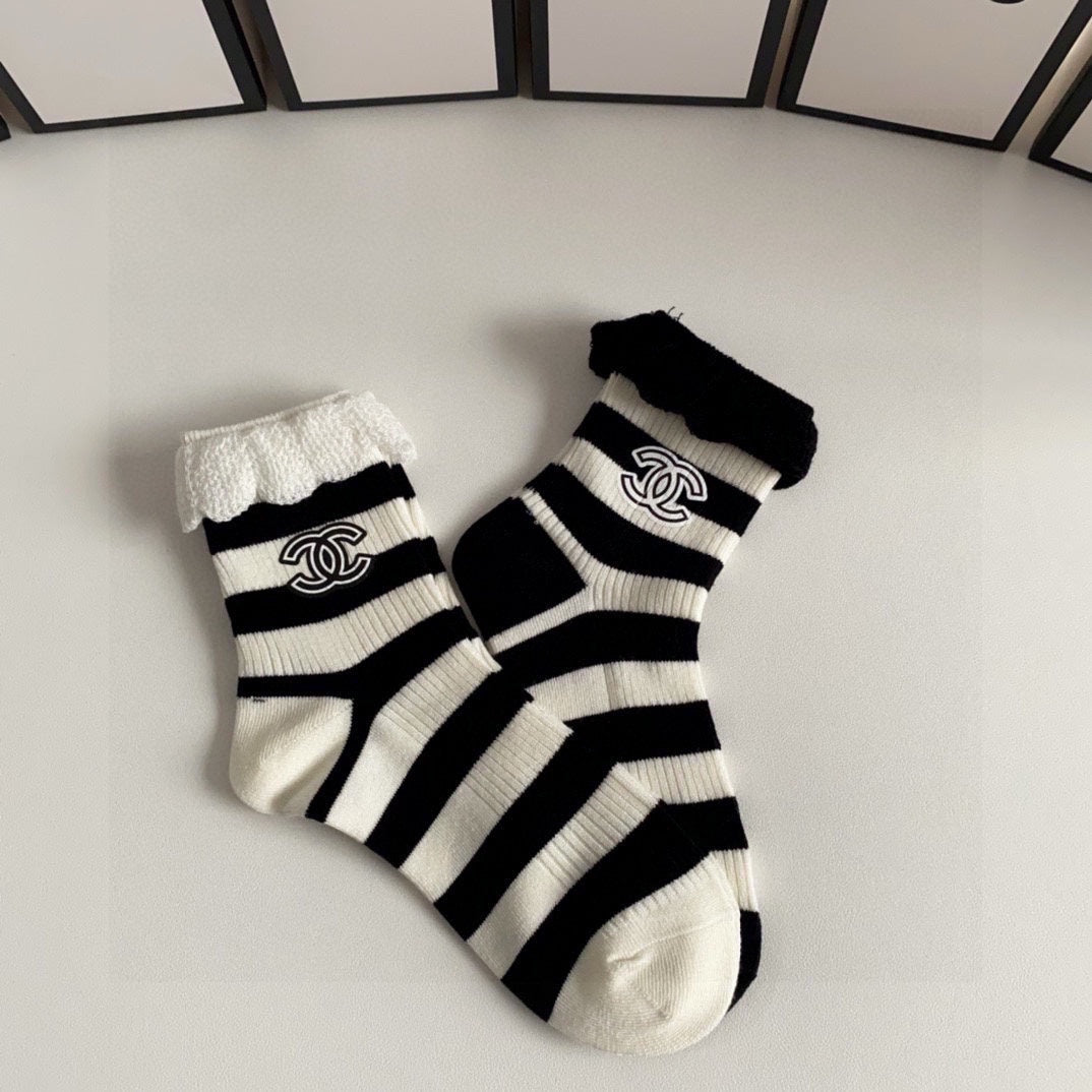 CHANEL CREW SOCKS 425664 ( 1 BOX )