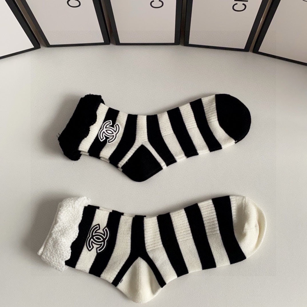 CHANEL CREW SOCKS 425664 ( 1 BOX )