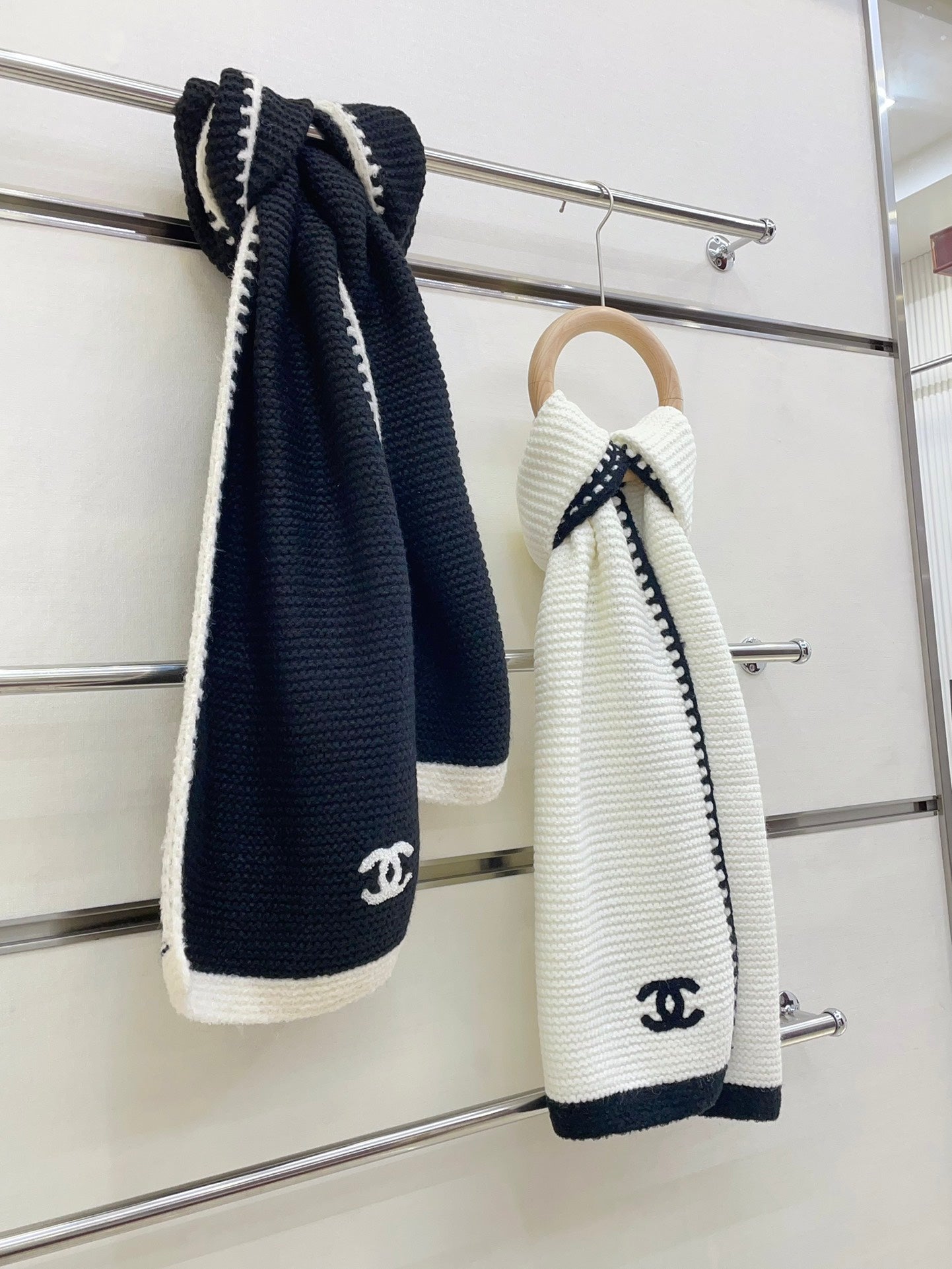CHANEL KNIT SCARF 200 CM IN WHITE CASHMERE WITH BLACK LOGO 383911