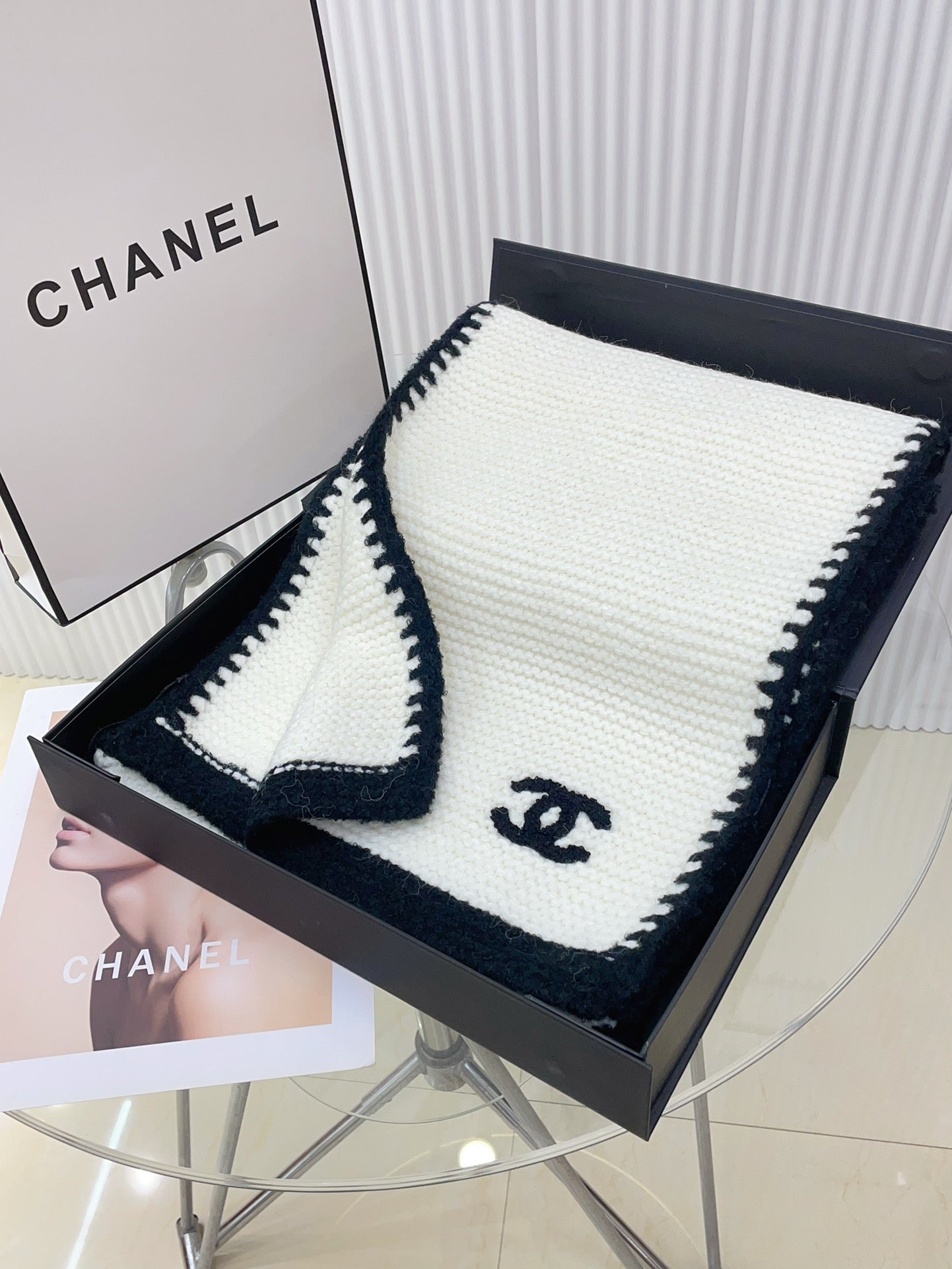 CHANEL KNIT SCARF 200 CM IN WHITE CASHMERE WITH BLACK LOGO 383911