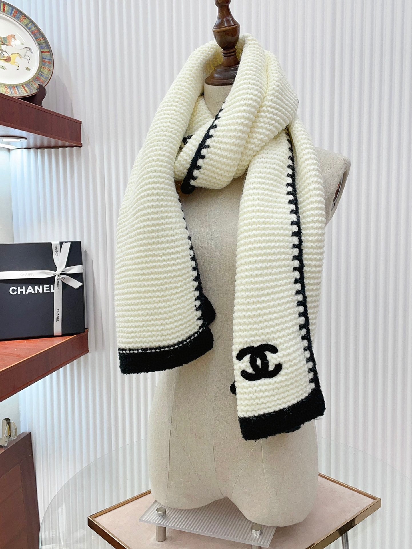 CHANEL KNIT SCARF 200 CM IN WHITE CASHMERE WITH BLACK LOGO 383911