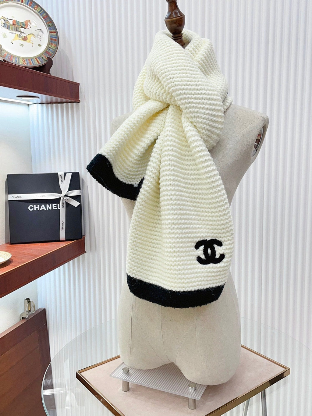 CHANEL KNIT SCARF 200 CM IN WHITE CASHMERE WITH BLACK LOGO 383911