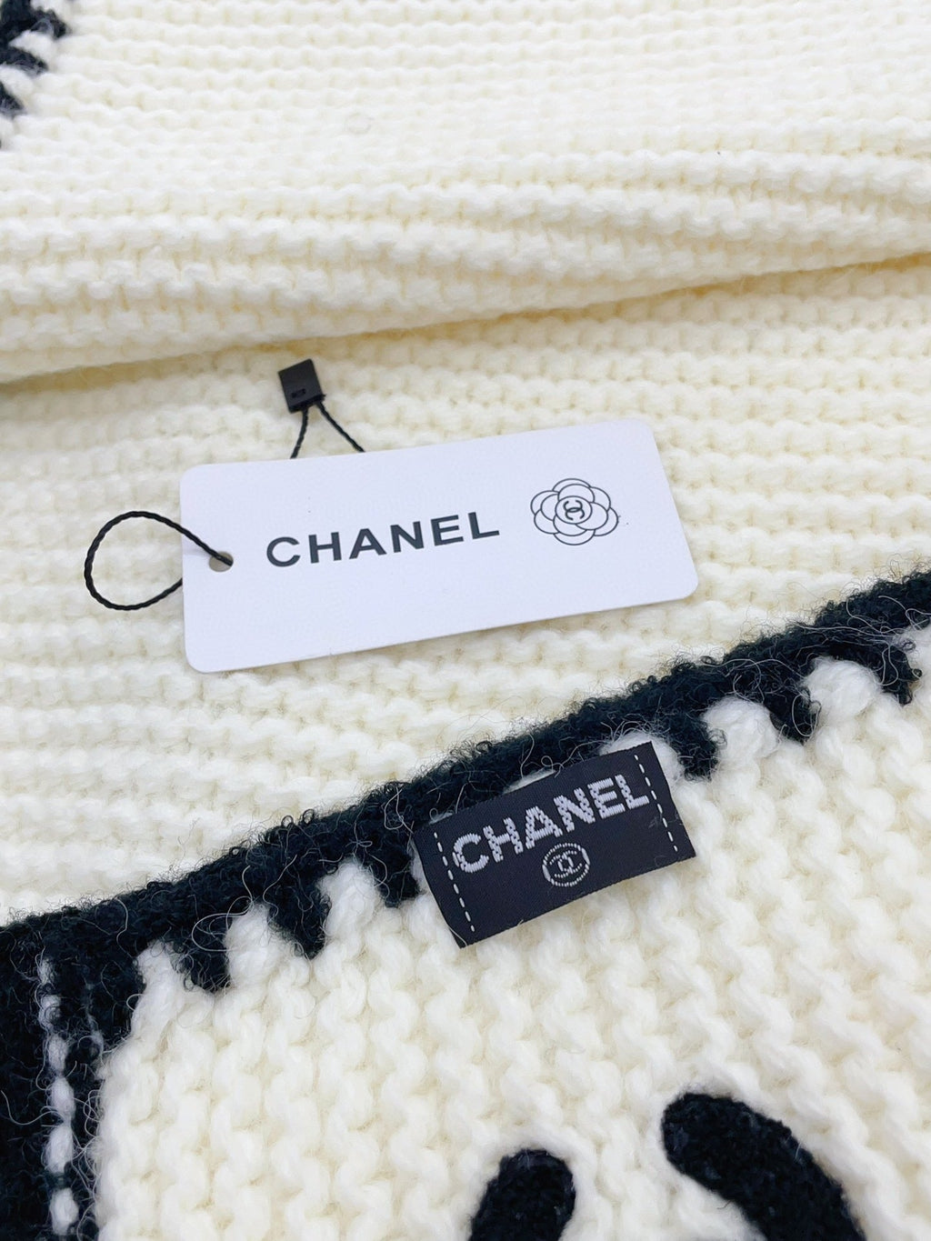 CHANEL KNIT SCARF 200 CM IN WHITE CASHMERE WITH BLACK LOGO 383911