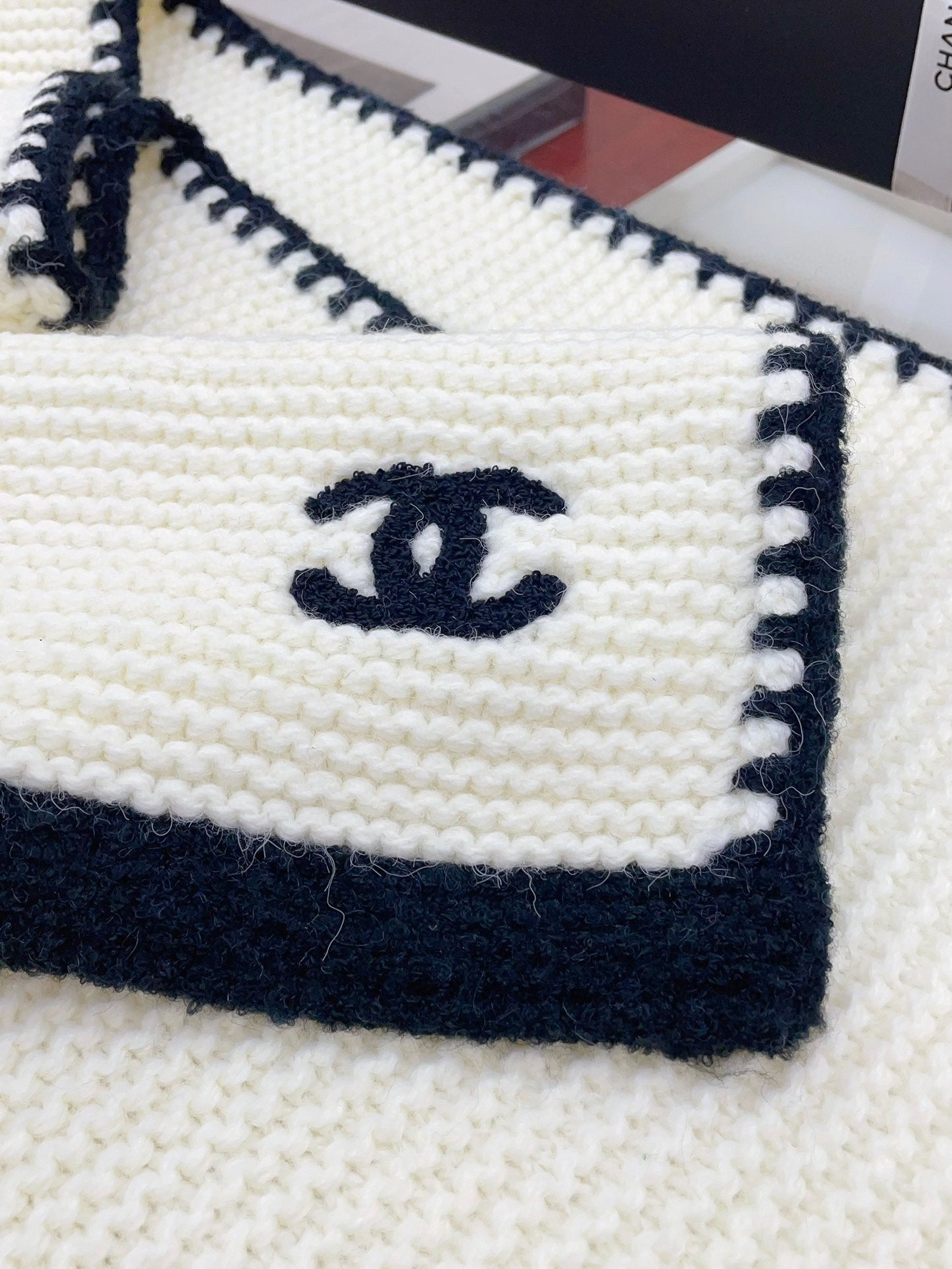 CHANEL KNIT SCARF 200 CM IN WHITE CASHMERE WITH BLACK LOGO 383911