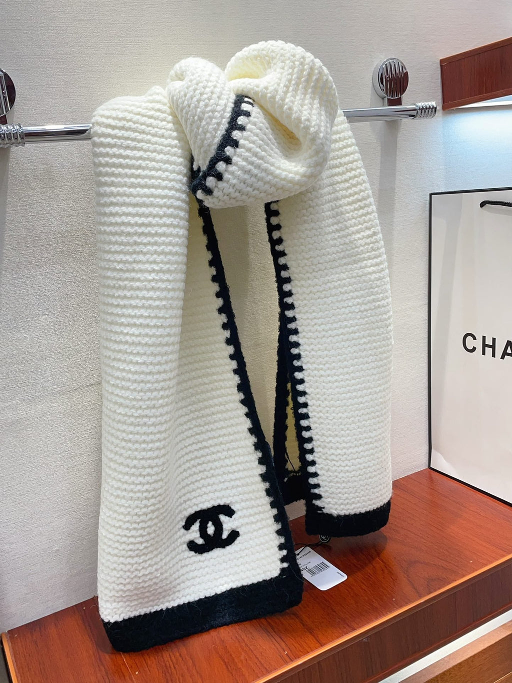 CHANEL KNIT SCARF 200 CM IN WHITE CASHMERE WITH BLACK LOGO 383911