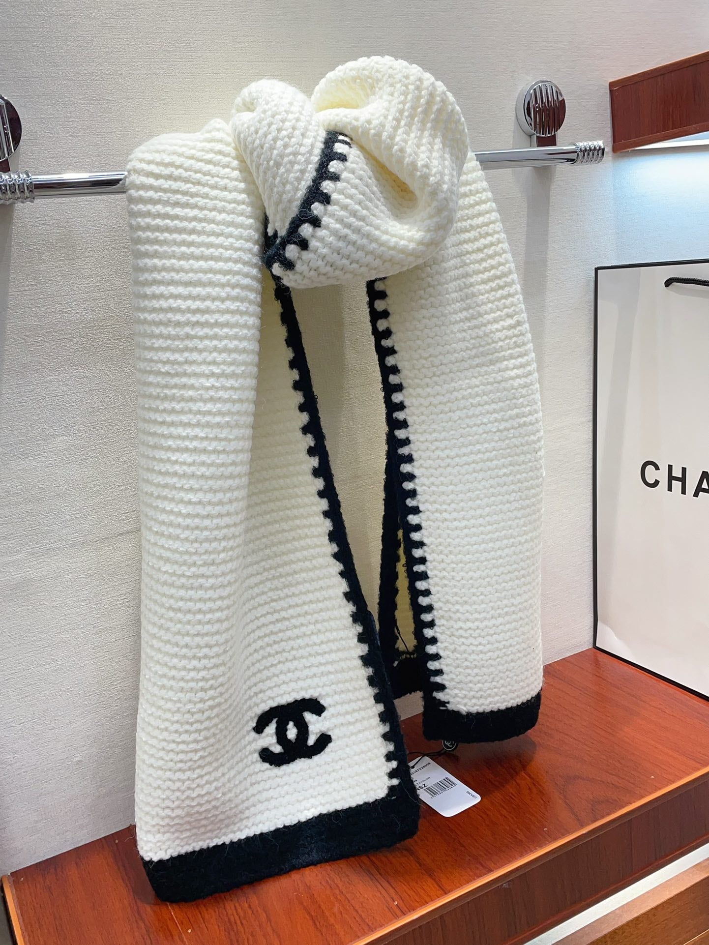 CHANEL KNIT SCARF 200 CM IN WHITE CASHMERE WITH BLACK LOGO 383911