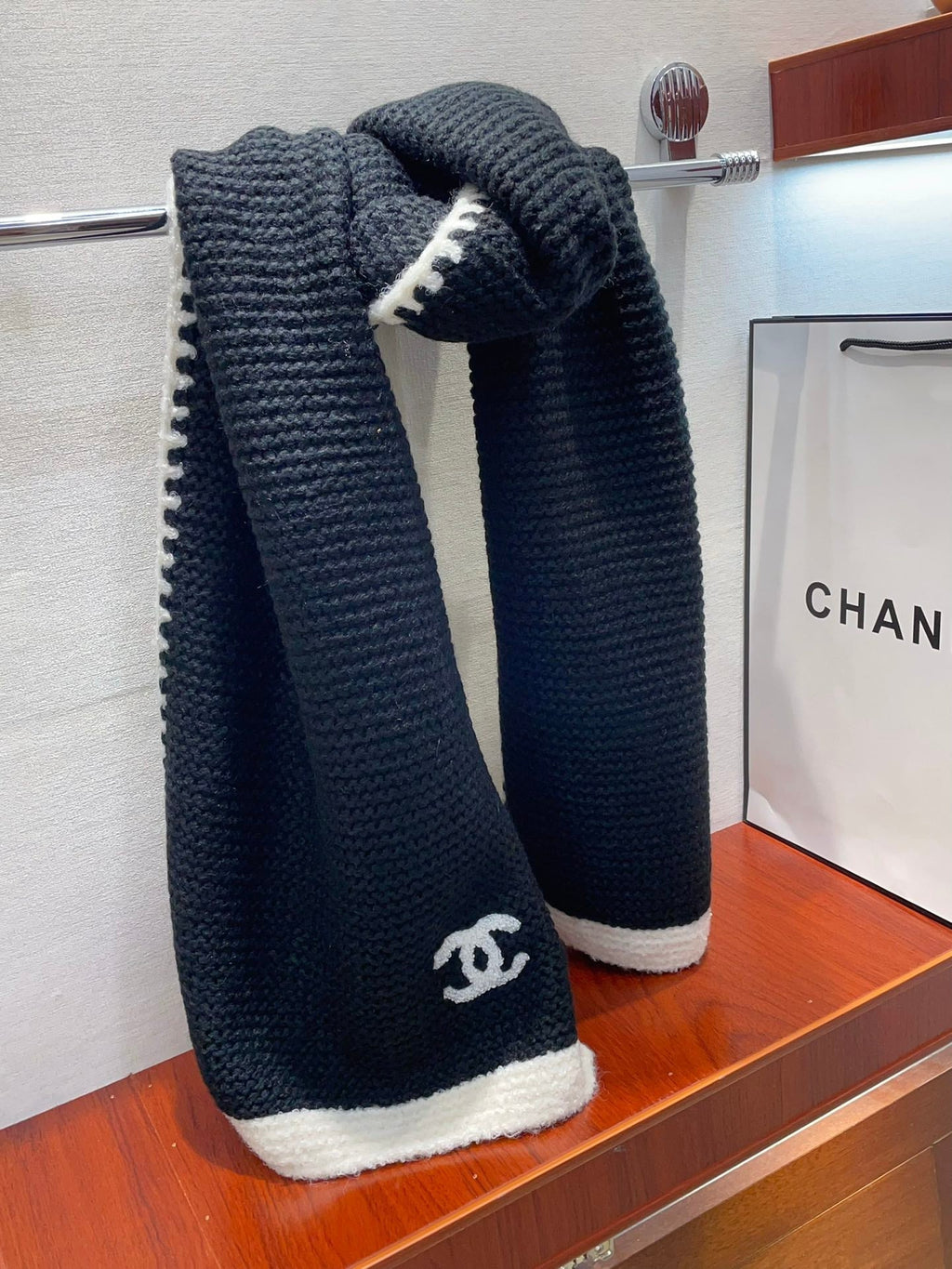 CHANEL KNIT SCARF 200 CM IN BLACK CASHMERE WITH WHITE LOGO 383910