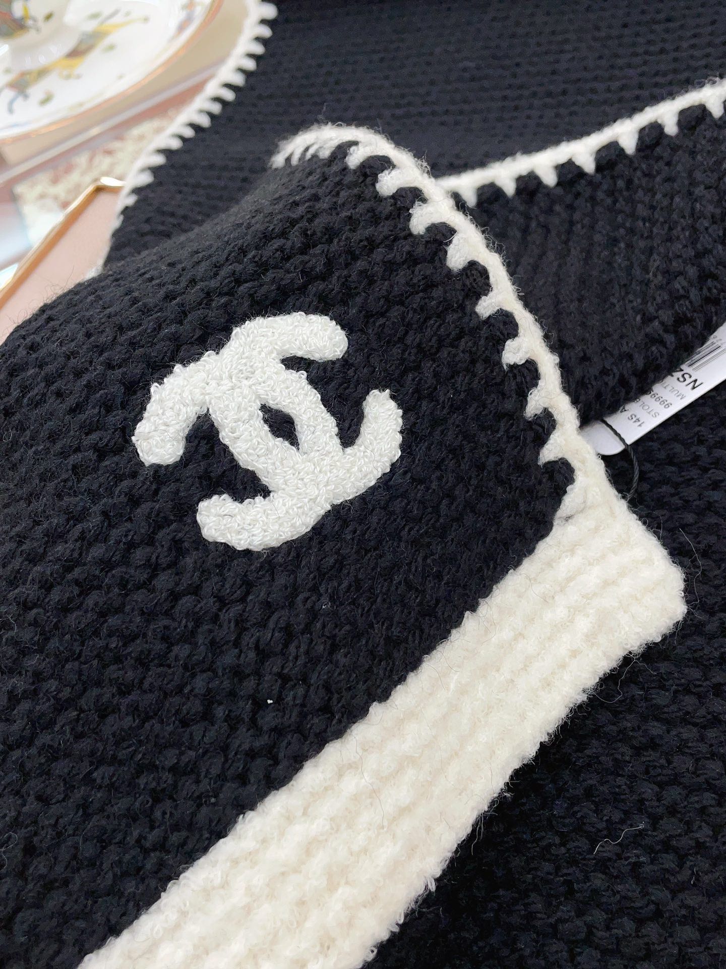 CHANEL KNIT SCARF 200 CM IN BLACK CASHMERE WITH WHITE LOGO 383910