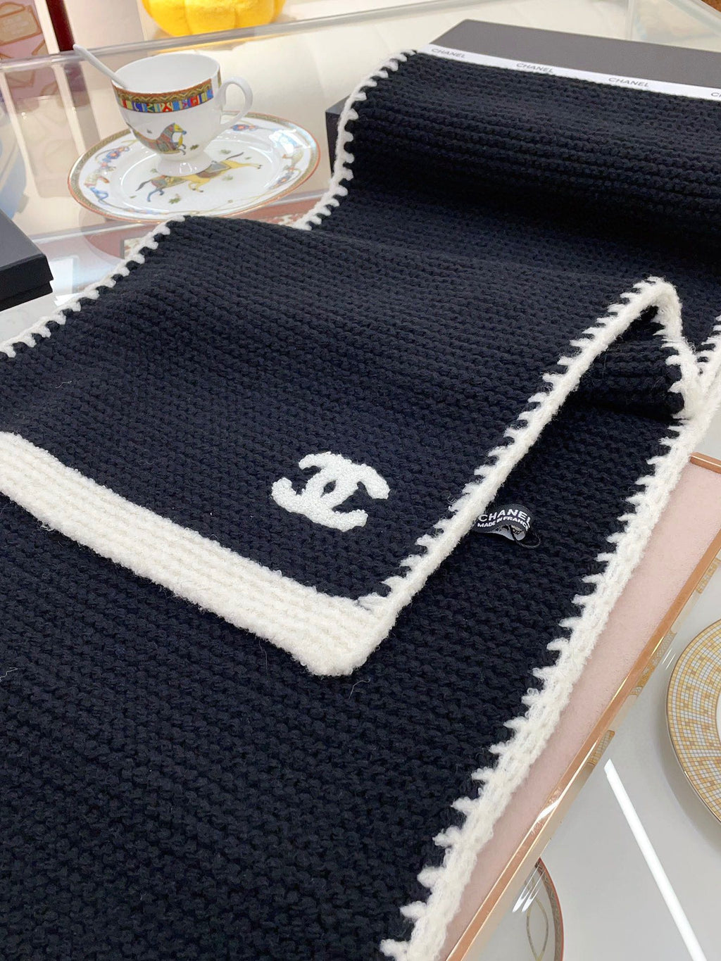 CHANEL KNIT SCARF 200 CM IN BLACK CASHMERE WITH WHITE LOGO 383910