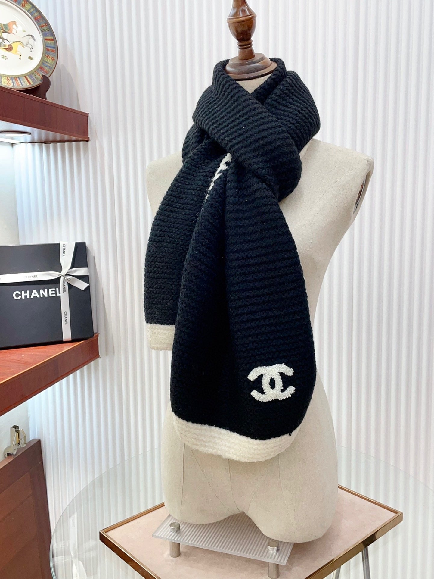 CHANEL KNIT SCARF 200 CM IN BLACK CASHMERE WITH WHITE LOGO 383910
