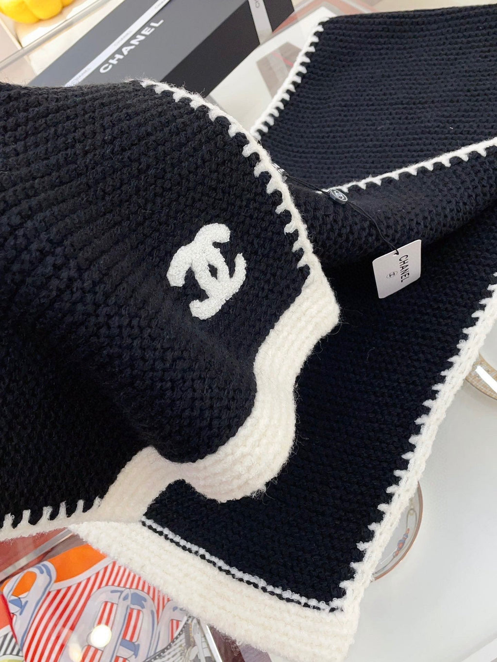 CHANEL KNIT SCARF 200 CM IN BLACK CASHMERE WITH WHITE LOGO 383910