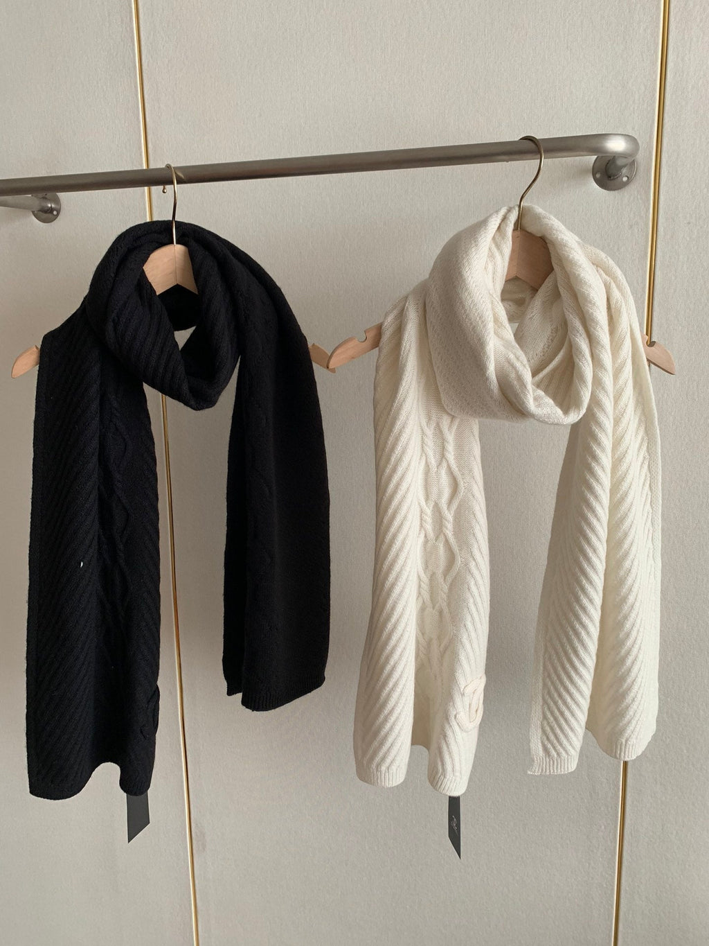 CHANEL KNIT SCARF 200 CM IN WHITE CASHMERE 392882