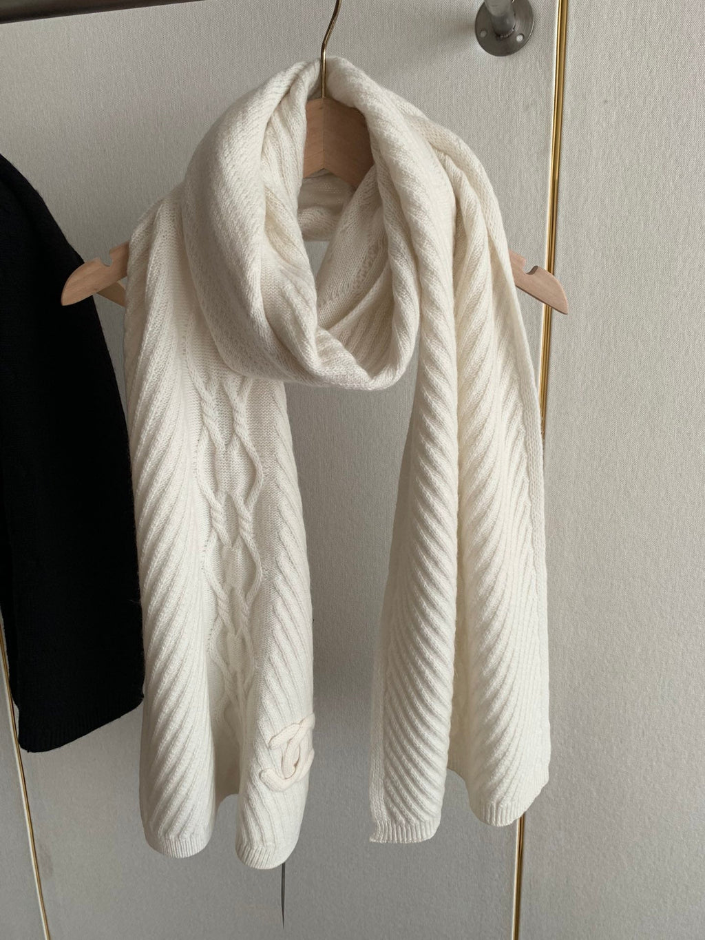 CHANEL KNIT SCARF 200 CM IN WHITE CASHMERE 392882