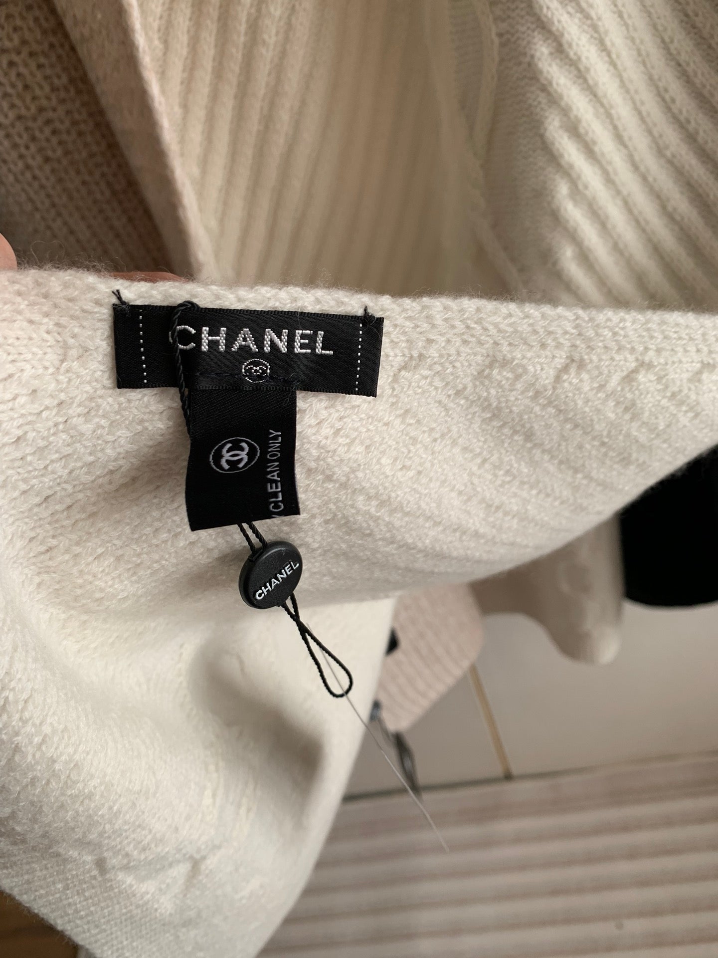 CHANEL KNIT SCARF 200 CM IN WHITE CASHMERE 392882
