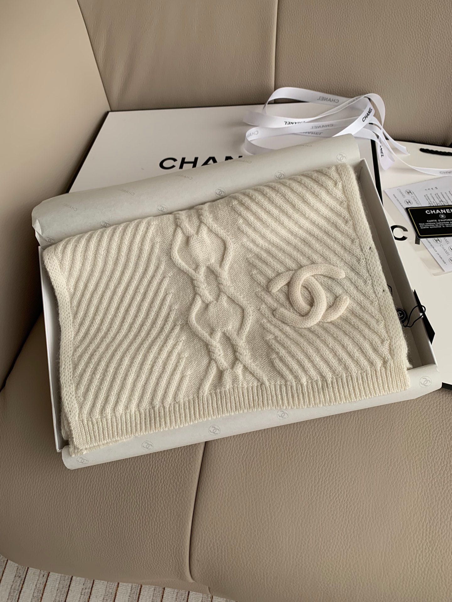 CHANEL KNIT SCARF 200 CM IN WHITE CASHMERE 392882