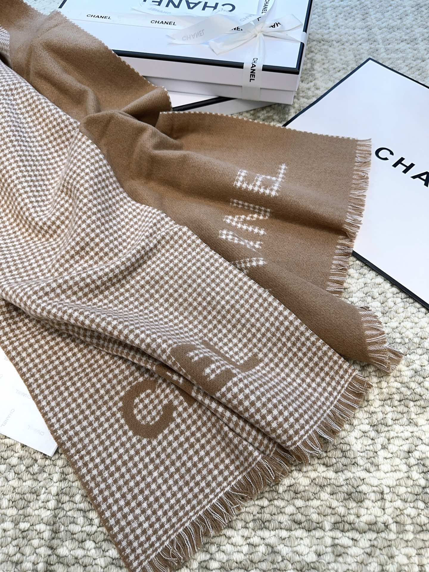 CHANEL HOUNDSTOOTH SCARF 185 CM IN CAMEL BROWN CASHMERE 393124