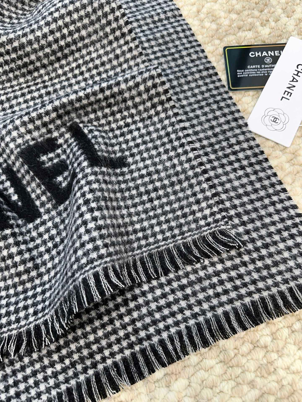 CHANEL HOUNDSTOOTH SCARF 185 CM IN BLACK CASHMERE 393123