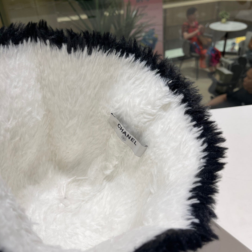 CHANEL BUCKET HAT IN WHITE MIX BLACK LAMB FUR 420891