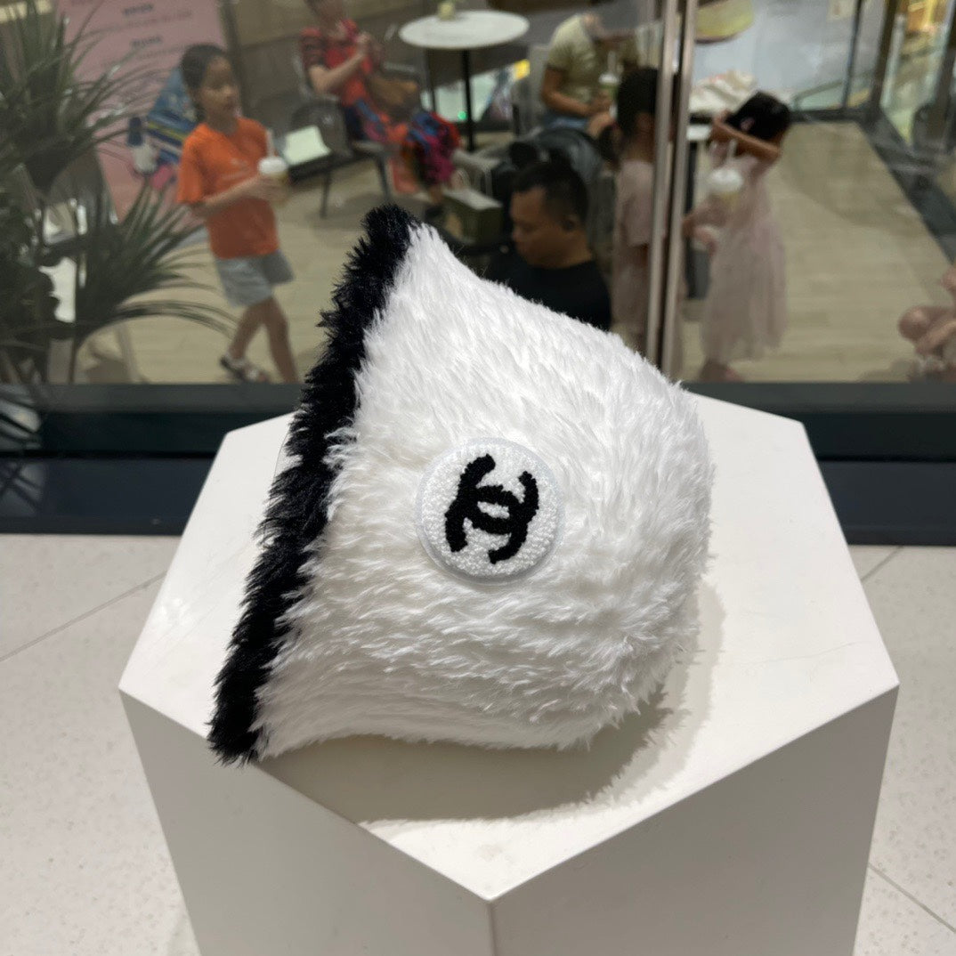 CHANEL BUCKET HAT IN WHITE MIX BLACK LAMB FUR 420891