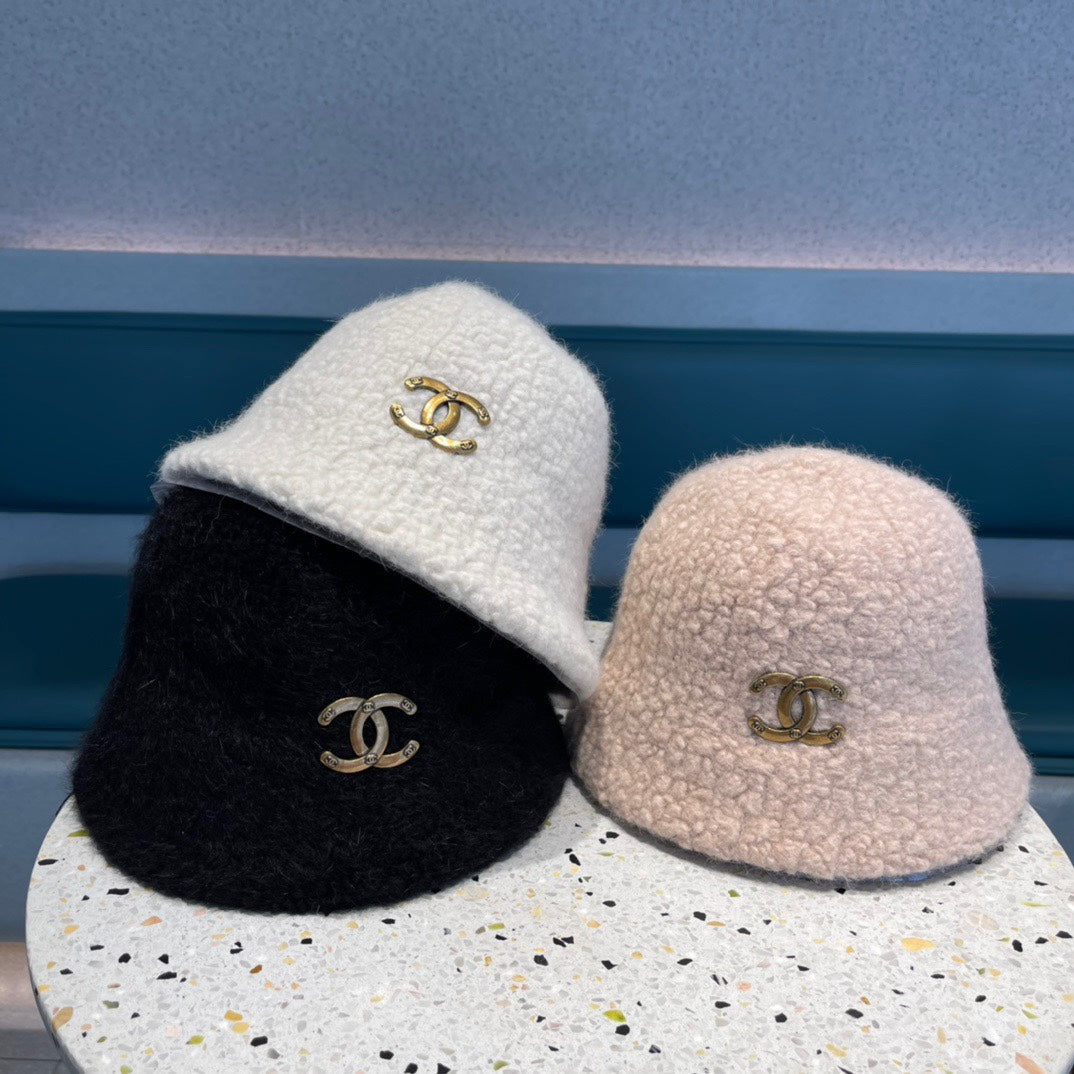 CHANEL BUCKET HAT IN WHITE LAMB FUR 422035